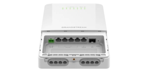 SWITCH CLOUD L2 LITE 1x2,5G,5xGbE,4 xPOE+ Budget 100w / IP66 / PLASTIQUE – vue 4
